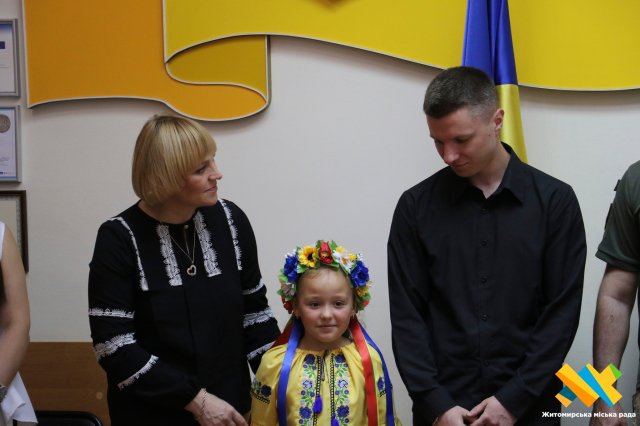 У Житомирі рідним загиблих захисників вручили посмертні нагороди Героїв. ФОТО