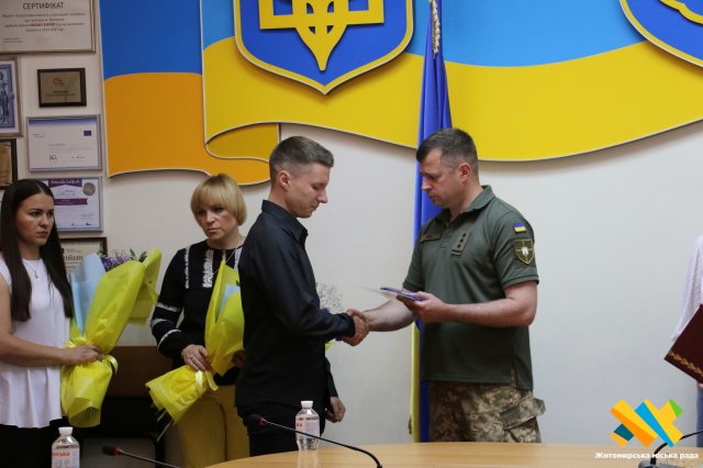 У Житомирі рідним загиблих захисників вручили посмертні нагороди Героїв. ФОТО