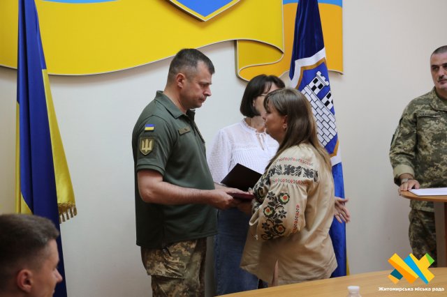 У Житомирі рідним загиблих захисників вручили посмертні нагороди Героїв. ФОТО