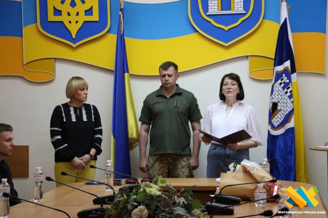 У Житомирі рідним загиблих захисників вручили посмертні нагороди Героїв. ФОТО