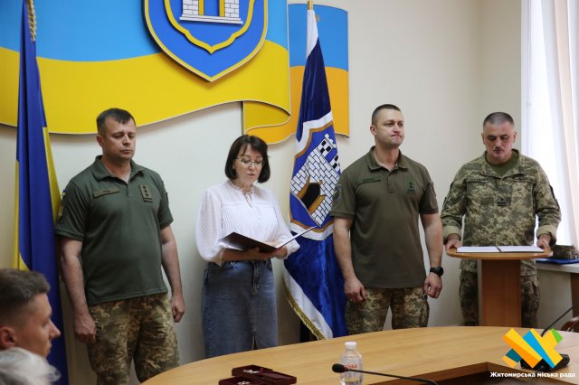 У Житомирі рідним загиблих захисників вручили посмертні нагороди Героїв. ФОТО