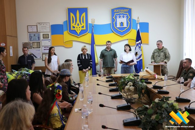 У Житомирі рідним загиблих захисників вручили посмертні нагороди Героїв. ФОТО