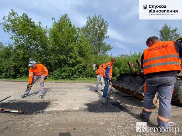 На дорогах Житомирської області латають ями та поновлюють маркування. ФОТО