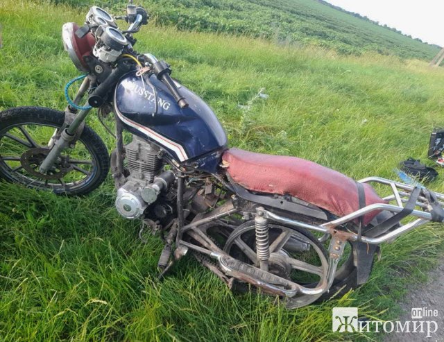 На автодорозі Любар-Печанівка водій мотоцикла Musstang не впорався з керуванням: двоє травмованих. ФОТО