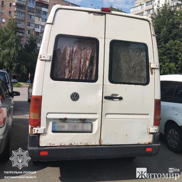 У Житомирі покарали водія, який мікроавтобусом проїхався вулицею Михайлівською. ФОТО