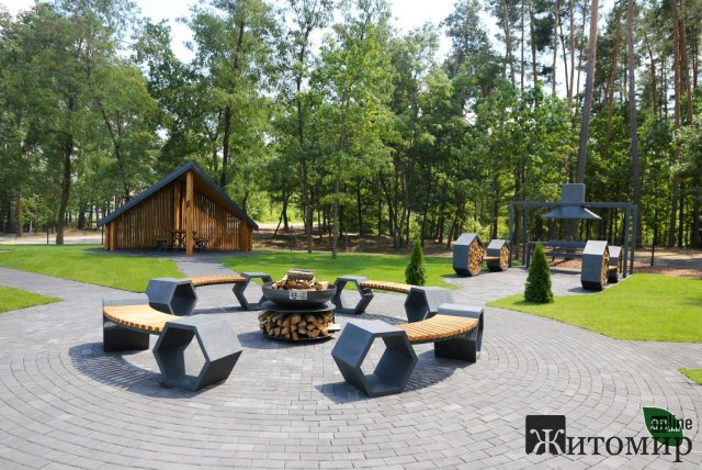 У сосновому лісі неподалік Житомира розташований рекреаційний пункт. ФОТО