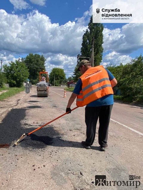 На яких дорогах Житомирської області ліквідовують вибоїни. ФОТО