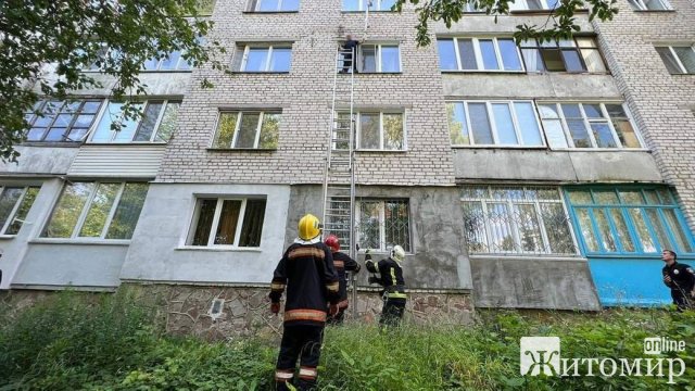 У Бердичеві рятували чоловіка, який з 5-го поверху спускався на простирадлах. ФОТО
