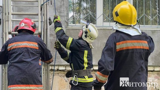 У Бердичеві рятували чоловіка, який з 5-го поверху спускався на простирадлах. ФОТО