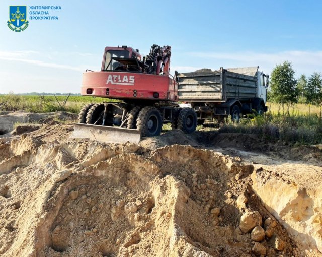 Підприємці з Коростеня, що незаконно видобували пісок та завдали державі мільйонних збитків, постануть перед судом. ФОТО