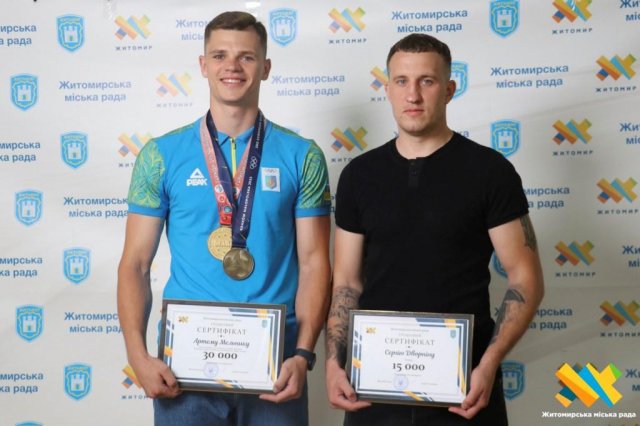 Чемпіон світу з кікбоксингу Артем Мельник та його тренер отримали грошові сертифікати 
