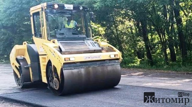 На Житомирщині латають ями на дорозі Малин-Кочерів
