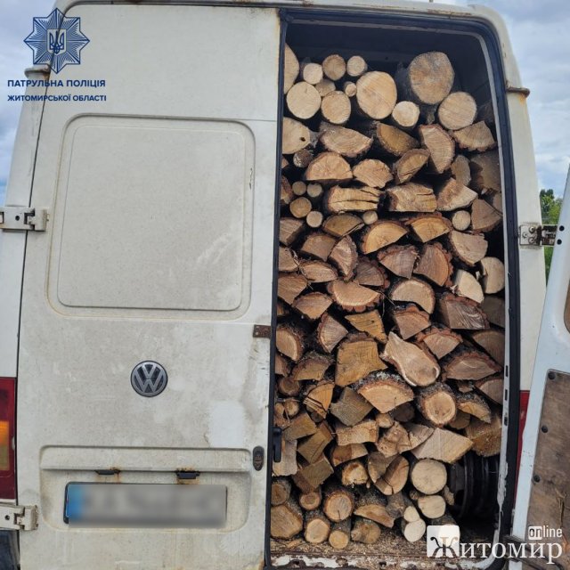 На трасі в Житомирській області патрульні зафіксували два випадки перевезення деревини без документів. ФОТО