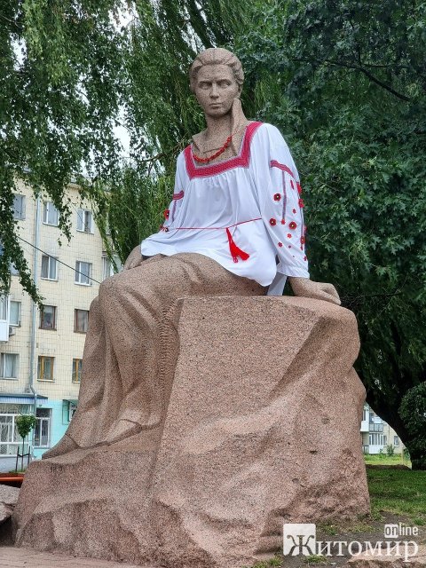 У Звягелі Лесю Українку одягнули у вишиванку. ФОТО