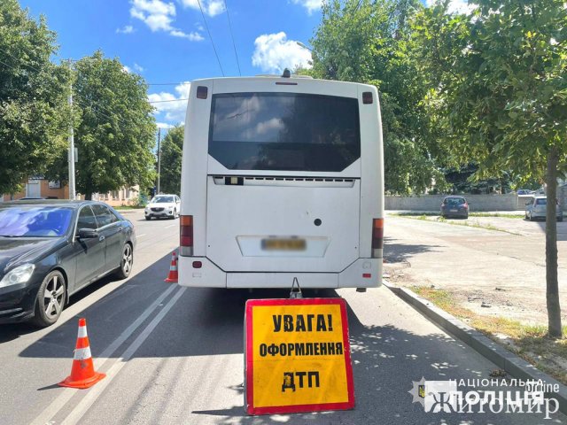 На Перемоги в Житомирі автобус збив літнього чоловіка. ФОТО