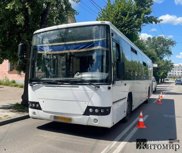 На Перемоги в Житомирі автобус збив літнього чоловіка. ФОТО