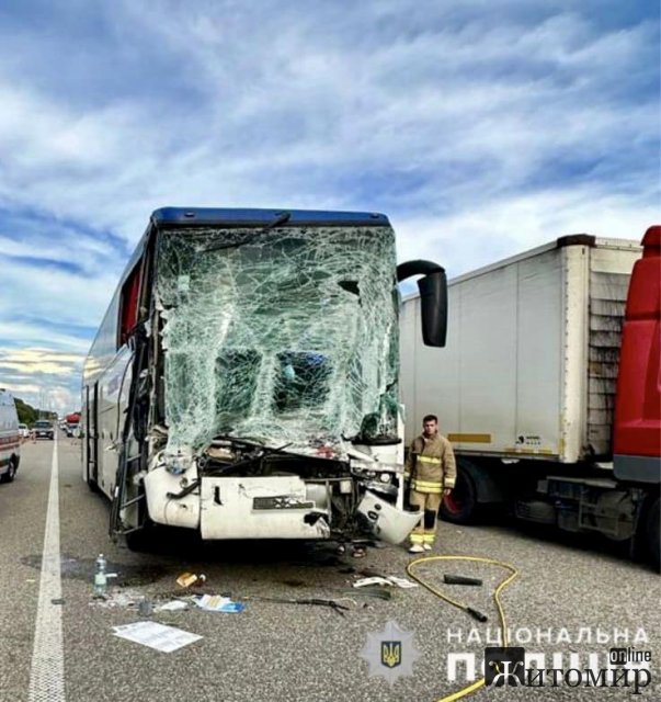 Неподалік Житомира зіштовхнулись автобус сполученням «Запоріжжя-Кошалін (Польща)» із зерновозом: є загиблий. ФОТО