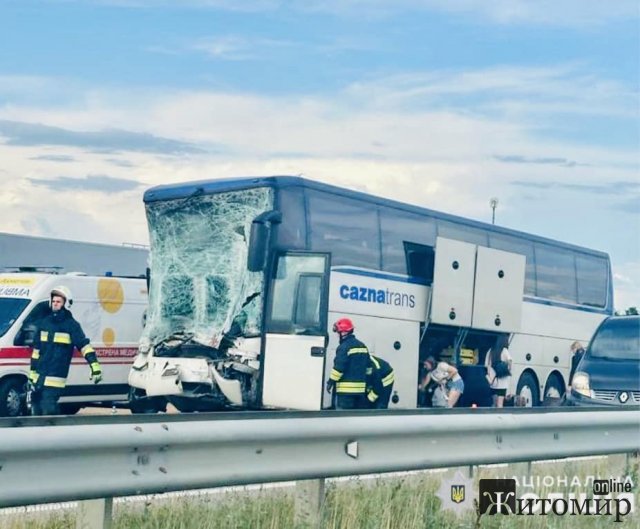 Неподалік Житомира зіштовхнулись автобус сполученням «Запоріжжя-Кошалін (Польща)» із зерновозом: є загиблий. ФОТО