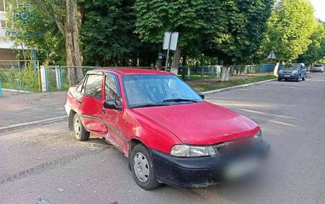 У селищі Житомирської області рятувальники вивільняли з авто травмовану пасажирку