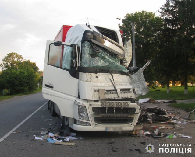 У поліції розповіли подробиці ДТП на Бердичівщині за участі вантажівки "Нової пошти". ФОТО