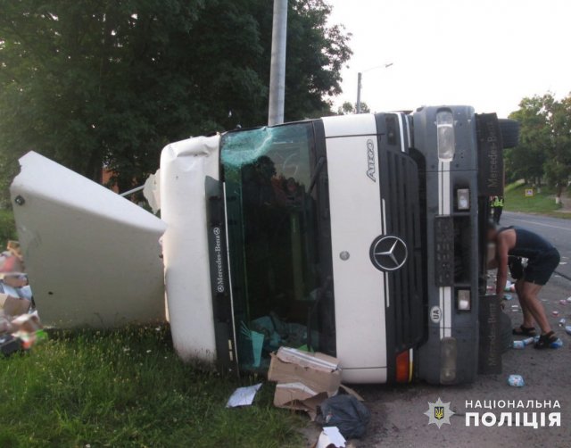 У поліції розповіли подробиці ДТП на Бердичівщині за участі вантажівки "Нової пошти". ФОТО