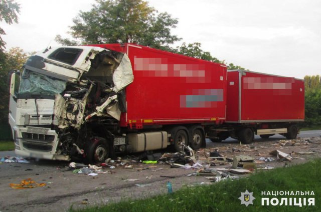 У поліції розповіли подробиці ДТП на Бердичівщині за участі вантажівки "Нової пошти". ФОТО