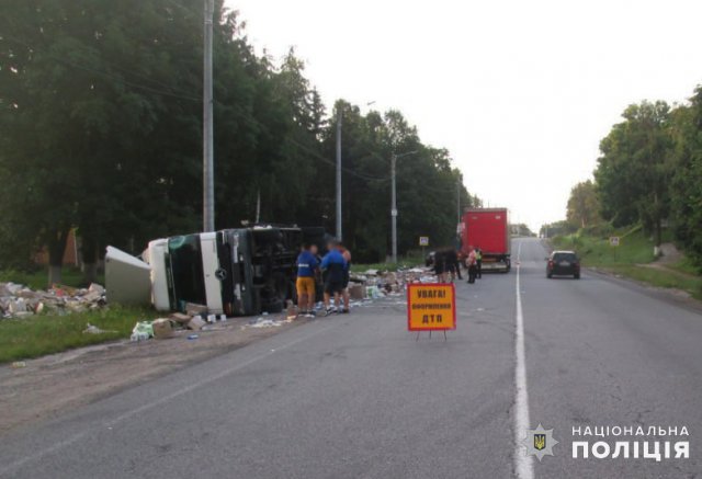 У поліції розповіли подробиці ДТП на Бердичівщині за участі вантажівки "Нової пошти". ФОТО