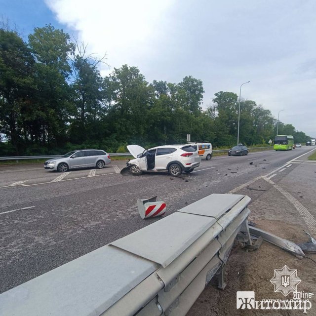 Неподалік Житомира сталася ДТП, рух транспорту в напрямку Рівного ускладнений. ФОТО