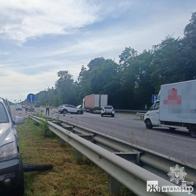 Неподалік Житомира сталася ДТП, рух транспорту в напрямку Рівного ускладнений. ФОТО