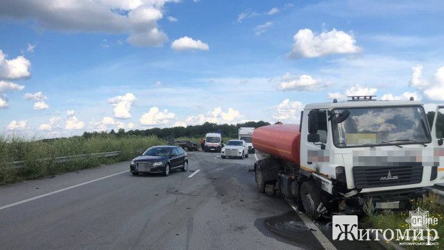 Неподалік Житомира сталася ДТП, рух транспорту в напрямку Рівного ускладнений. ФОТО