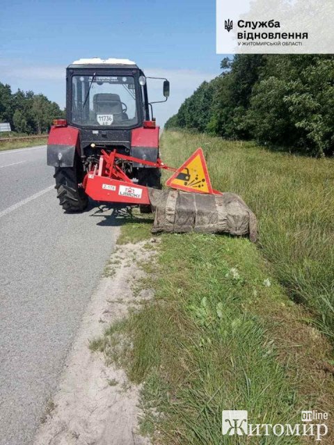 Як на автодорозі Київ-Чоп у Житомирській області поновлюють розмітку та прибирають узбіччя. ФОТО