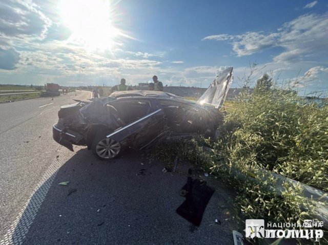 На трасі в Житомирській області Volkswagen врізався у відбійник: постраждали п'яний водій та пасажир. ФОТО