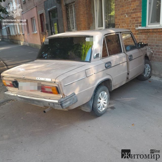 На Князів Острозьких в Житомирі ВАЗ врізався у багатоповерхівку: водій був нетверезим. ФОТО