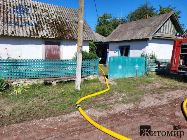 Через рясний дощ рятувальники відкачували воду в декількох домогосподарствах в селі на Овруччині. ФОТО