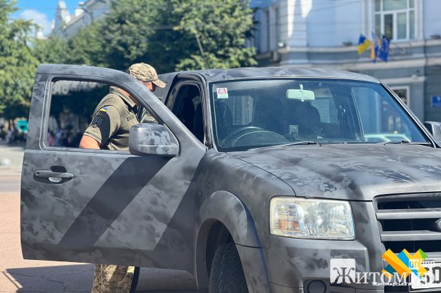 Житомирським військовим передали два позашляховики та дрон. ФОТО