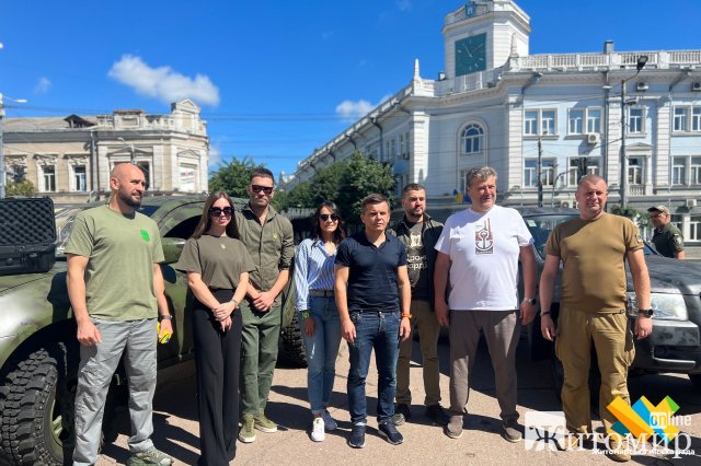 Житомирським військовим передали два позашляховики та дрон. ФОТО