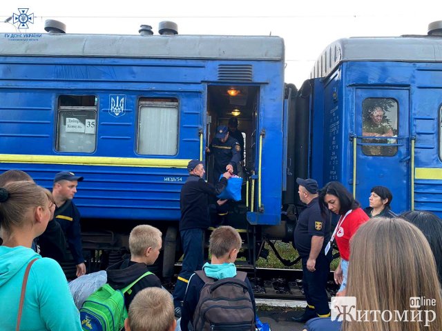 У Бердичів прибув черговий потяг з евакуйованими людьми із Донеччини. ФОТО