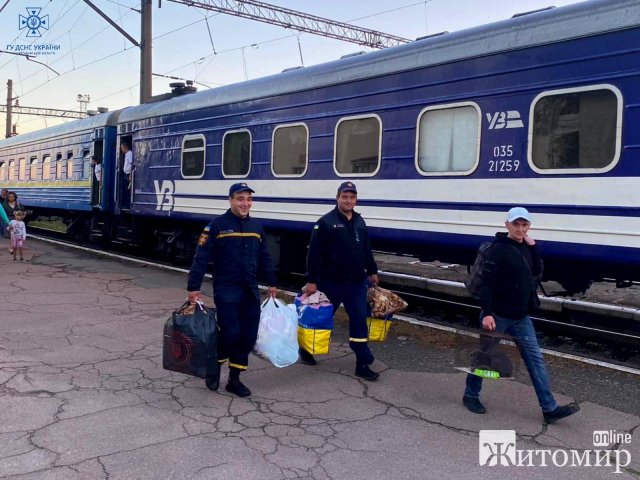 У Бердичів прибув черговий потяг з евакуйованими людьми із Донеччини. ФОТО