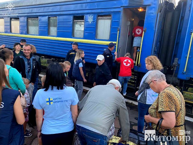 У Бердичів прибув черговий потяг з евакуйованими людьми із Донеччини. ФОТО