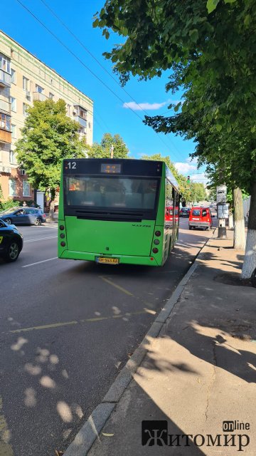 У Житомирі водій маршрутного таксі на зауваження про різке гальмування посилає жінок-пасажирів на.ер. ФОТО