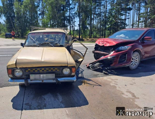 На дорозі в Коростенському районі зіштовхнулись "Москвич" та Mazda: одного з водіїв госпіталізували. ФОТО