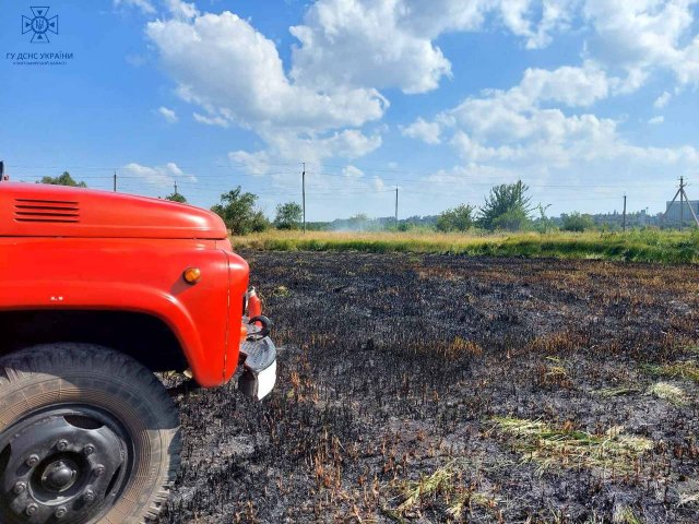 У селі на Бердичівщині рятувальники ліквідовували займання сухої рослинності: господар спалював рештки пшениці. ФОТО