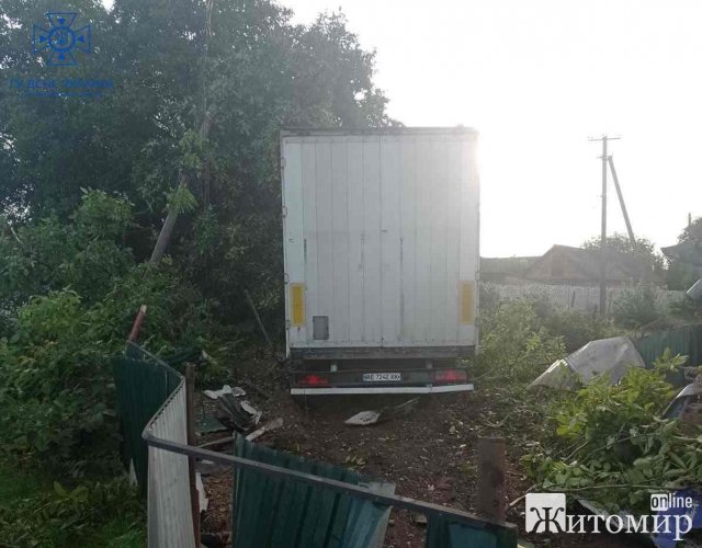 У селі на Житомирщині травмованого у ДТП водія довелося деблокувати з кабіни вантажівки. ФОТО