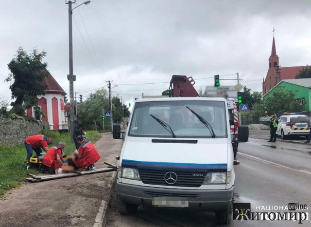 У Бердичівському районі Mercedes-Benz виїхав на зустрічну смугу та наїхав на велосипедиста. ФОТО