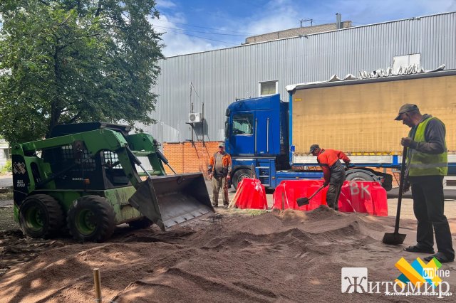 У Житомирі на Покровській почали розвантажувати блоки для модульного укриття. ФОТО