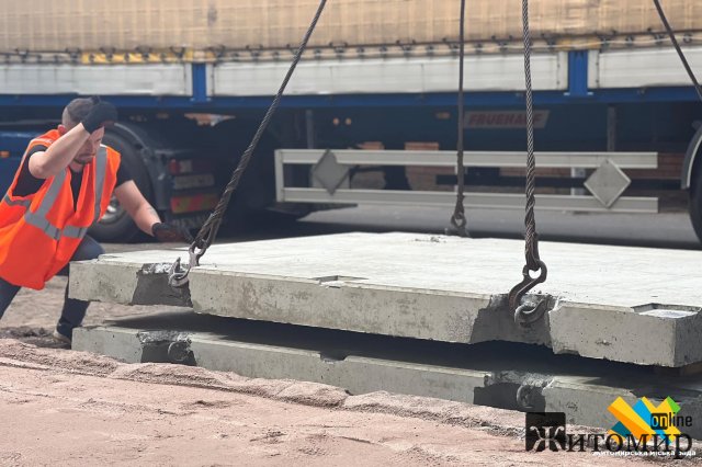 У Житомирі на Покровській почали розвантажувати блоки для модульного укриття. ФОТО