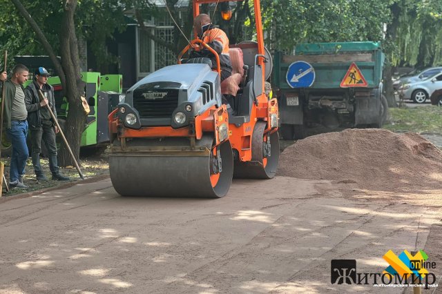 У Житомирі на Покровській почали розвантажувати блоки для модульного укриття. ФОТО
