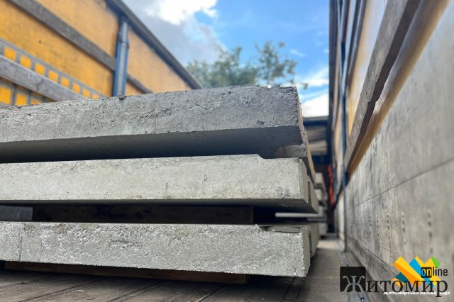 У Житомирі на Покровській почали розвантажувати блоки для модульного укриття. ФОТО