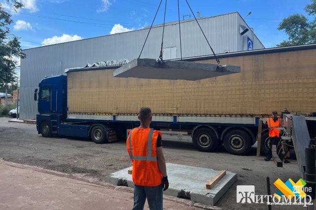 У Житомирі на Покровській почали розвантажувати блоки для модульного укриття. ФОТО