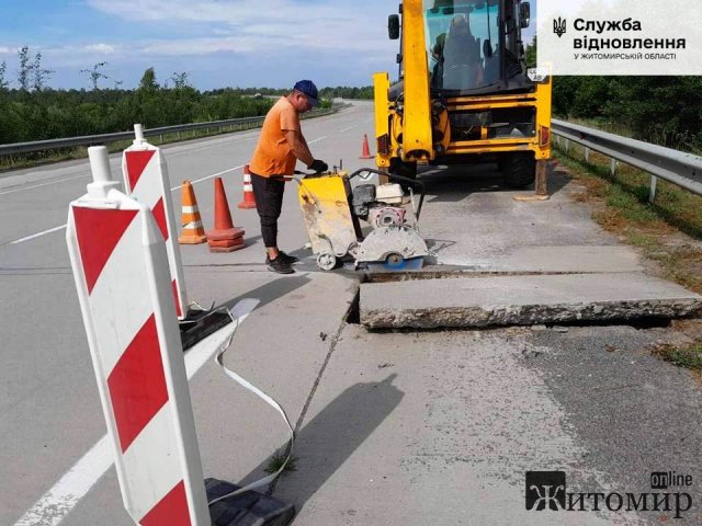 Біля Коростеня дорожники відновлюють аварійні бетонні плити. ФОТО